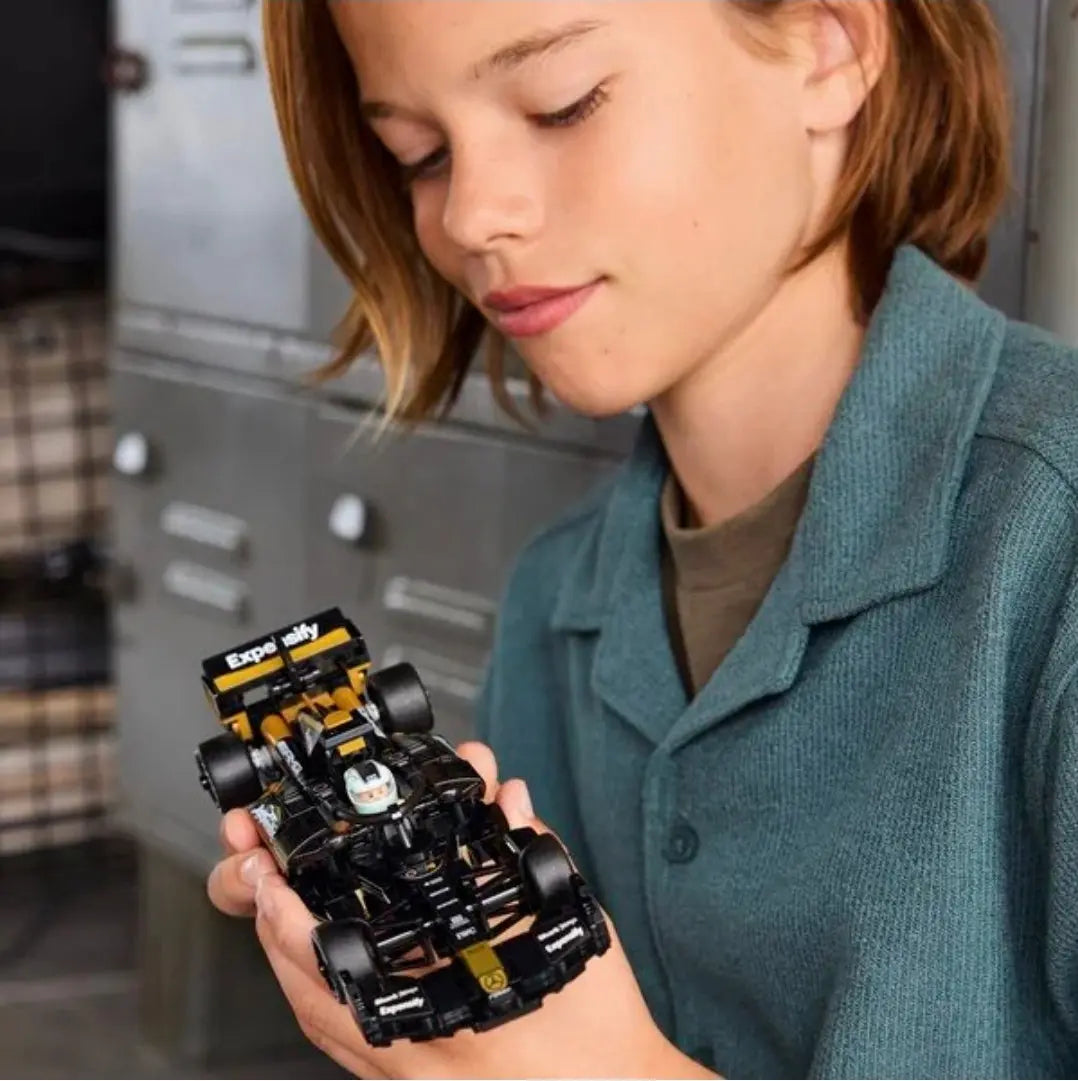 LEGO 77252: Speed Champions - APXGP team racewagen uit F1 The Movie - Multiplaza