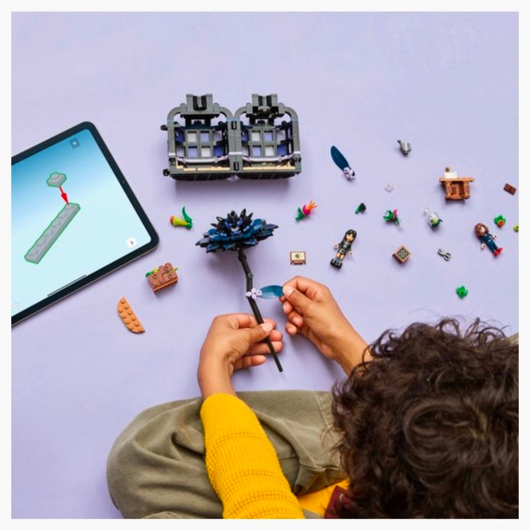 LEGO 76684: Wednesday - Zwarte Dahlia