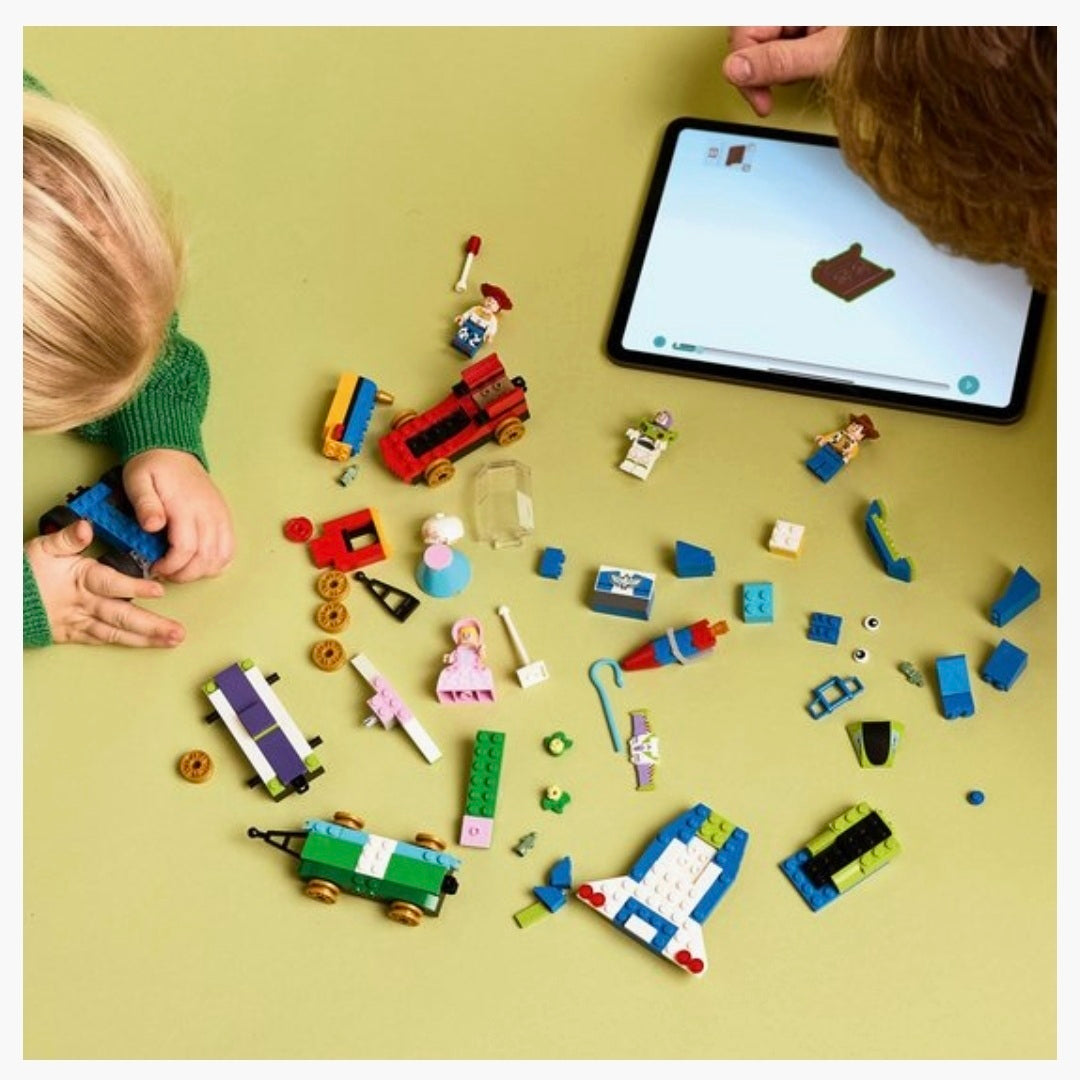 LEGO 43264: Pixar Toy Story Feesttrein en RC Auto set