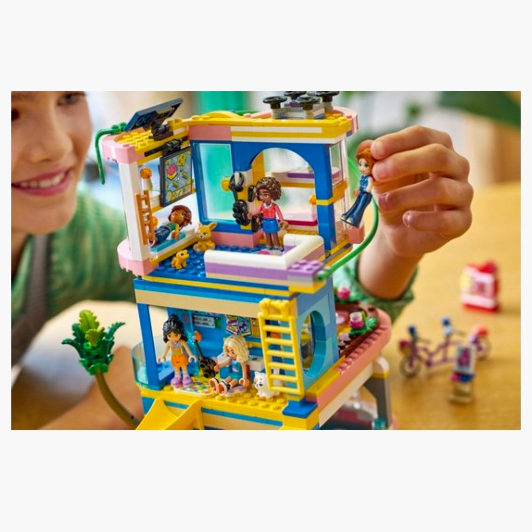 LEGO 42689: Friends - Heartlake City clubhuis
